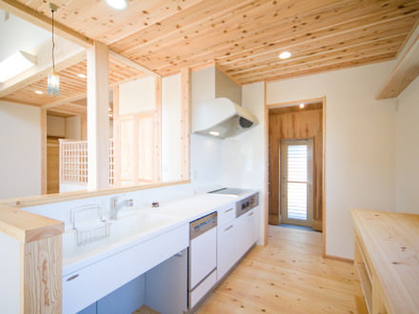 白＋木材のナチュラルで北欧風なキッチンの施工事例イメージ