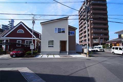 街中に馴染むスタイリッシュなデザインの施工事例イメージ